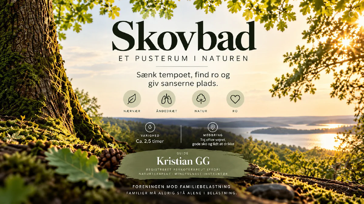Plakat for skovbad: et pusterum i naturen. Nærvær, åndedræt, natur og ro. Varighed ca. 2,5 timer. Guide: Kristian GG. Egetræ og udsigt over skov og vand i lavt sollys.